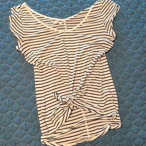 Maurices tee with knot, size small